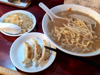 よくばりセット味噌ラーメン 餃子 半炒飯 ビックラーメン 虎ノ門店