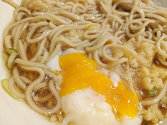 新橋ランチ 立ち食いそば 路麺 かめや 元祖天玉そば
