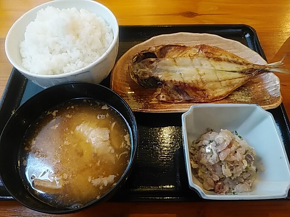 新橋 みこ市場 あじ定食 アジの干物となめろうを堪能できる あら汁が美味い 汐留 新橋 銀座 B級 ランチ グルメ