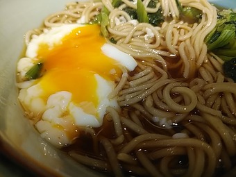 浅草駅地下 立ち食いそば 文殊 もんじゅ ほうれん草そば