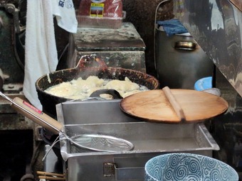 店内天ぷら揚げ 自家製麺 浅草橋ひさご 立ち食いそば 八ちゃん
