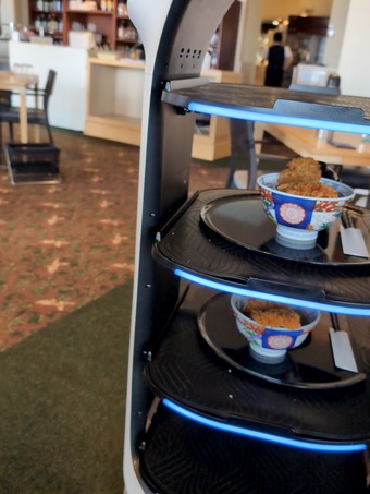 配膳ロボット 玉上尾 リバーサイドフェニックスゴルフクラブ