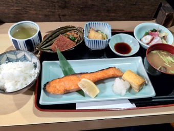 焼魚定食 鮭 銀座 こびきランチ