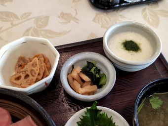 小鉢本鮪丼ハーフサイズ ランチ 泉カントリー倶楽部 本マグロ丼