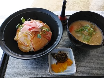 若洲ゴルフリンクス 東京 昼飯 季節のべっこう丼と豚汁セット