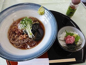 相武カントリー倶楽部 昼飯 秋茄子と牛肉のぶっかけ蕎麦 小丼付き