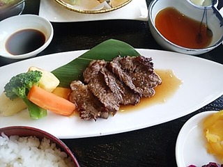 阿蘇リゾートグランヴィリオホテルゴルフ場昼飯 赤牛