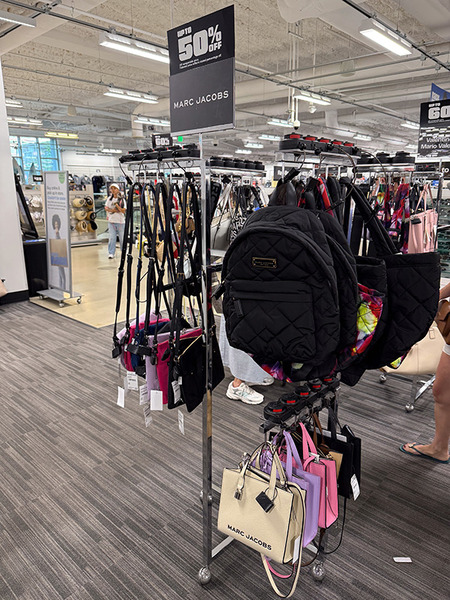 ワイキキクヒオ通りのノードストロームラック 3