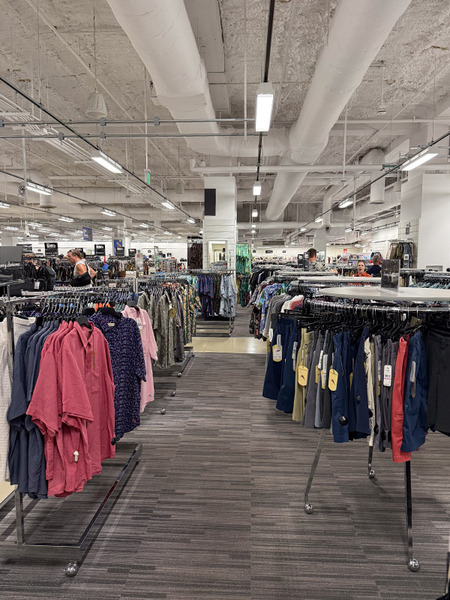 ワイキキクヒオ通りのノードストロームラック 2