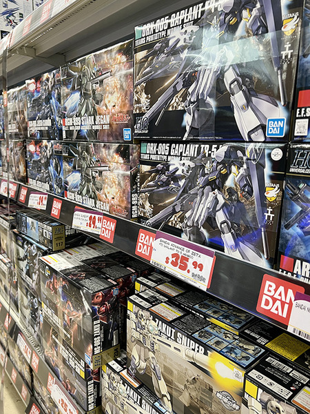 ハワイのドンキホーテでガンダム 7