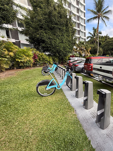 2025年8月ハワイ旅 第35話 □ ハワイ島にもホノルルのbikiと同様のシェア自転車がありました! 街でのちょっとした移動には便利そうですが、使い勝手はどうなのでしょうかね?