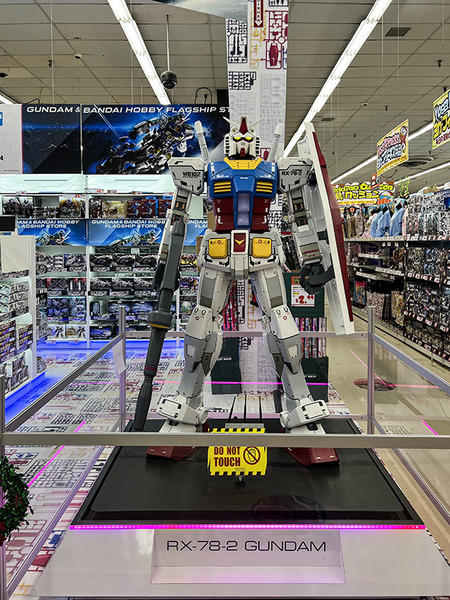 ハワイのドンキホーテでガンダム 4