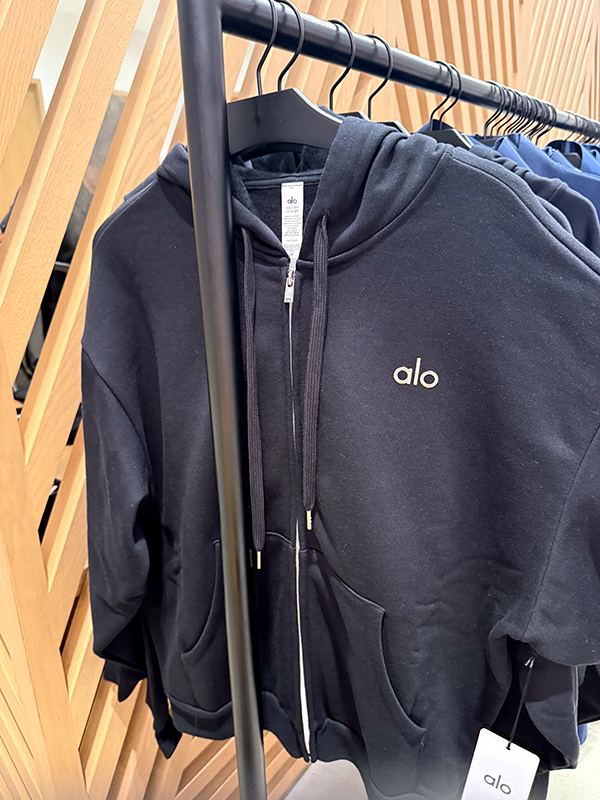 完売品定価9万円　新品タグ付ハワイ購入　ALO YOGA コート ハワイで買い物】アラモアナのalo yogaで衝撃！円安で日米の価格が逆転