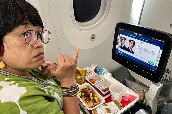 JAL帰国便の機内 4