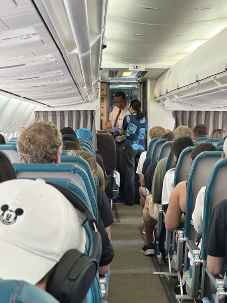 乗り継いでマウイ島カフルイ空港へ 5