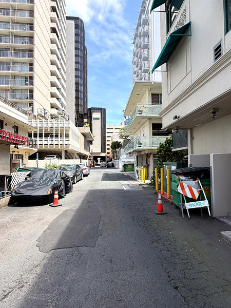 ワイキキの穴場フードコート「Royal Hawaiian Dining Plaza」とご存知STIX ASIAの「七むすび」 どういう関係?