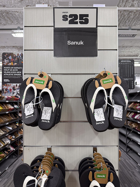 ワイキキクヒオ通りのノードストロームラック 7