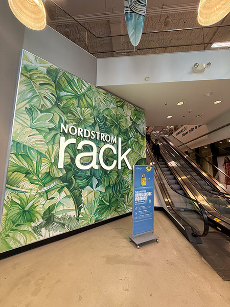 ワイキキのノードストロームラックでトリーバーチやマークジェイコブズが半額以下の安さでした。　ワイケレアウトレットへいく前に一度覗いてみてね！