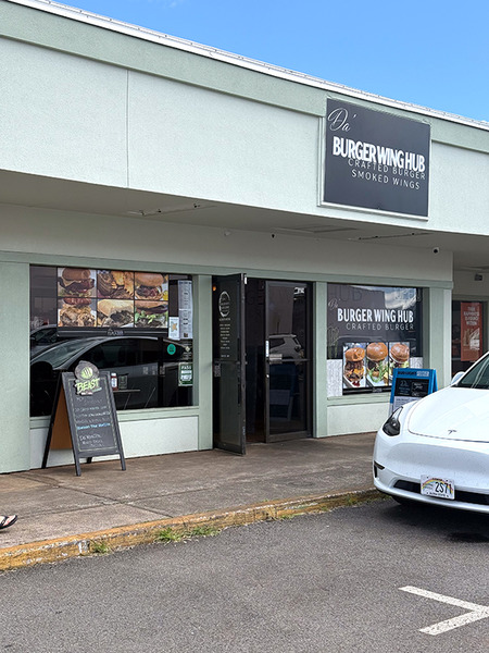 シゲズサイミンの隣、ワヒアワのDa BURGER WING HUBの絶品クラフトバーガー!目の前でかけてくれる熱々チーズソースがたまらない・・・