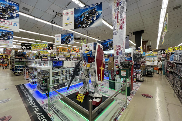 ハワイのドンキホーテでガンダム 3
