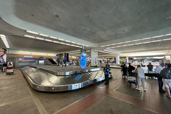 乗り継いでマウイ島カフルイ空港へ 8