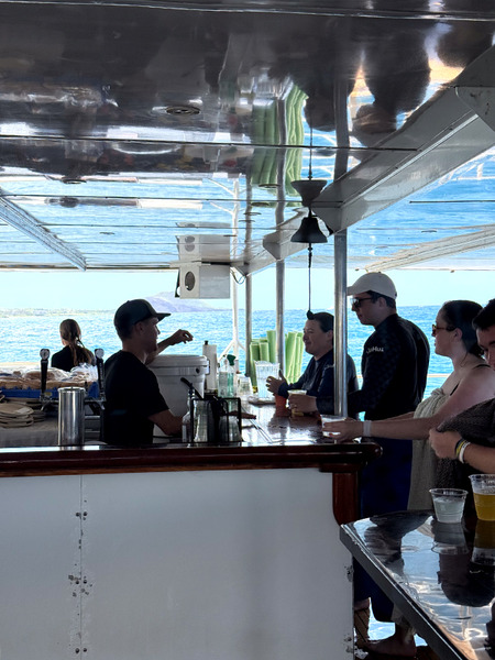 マウイ・モロキニ島シュノーケリングツアー|Pride of Mauiの船上ランチは予想以上の焼きたてハンバーガー!