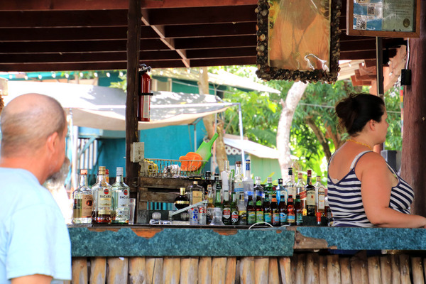 Uncle Robert's Awa Bar and Farmers Market 8