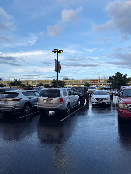 ワイコロアビレッジの新しい方のショッピングセンターに来ました。　ここに美味しいスマッシュバーガーのお店ができているという情報をキャッチしましたが・・・どうでしょうか？。