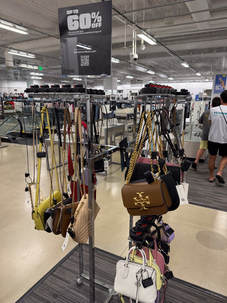 ワイキキクヒオ通りのノードストロームラック 4