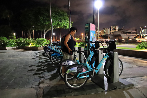 夜にレンタルサイクルBIKIビキでホールフーズクイーンまで行く 8