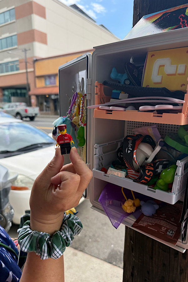 カロナン木製手描き収納ボックス JOY Aloha Hawaii カイムキの路上にあるおもちゃ箱知ってますか？ : 一日・ 一ハワイ
