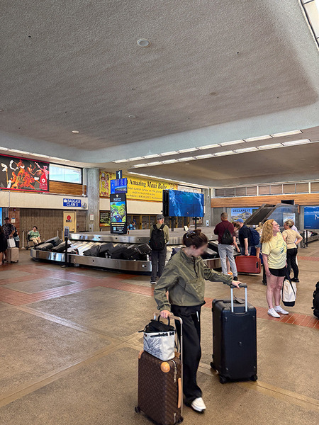 カフルイ空港でHertzレンタカー!トラムでレンタカーセンターへ~Goldエリアで車を選んで出発