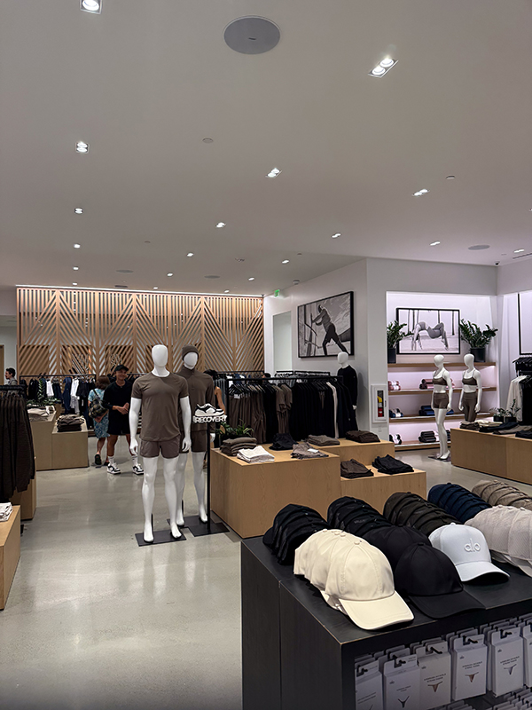 完売品定価9万円　新品タグ付ハワイ購入　ALO YOGA コート ハワイで買い物】アラモアナのalo yogaで衝撃！円安で日米の価格が逆転