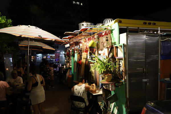 ワイキキの路地にできた屋台村 6