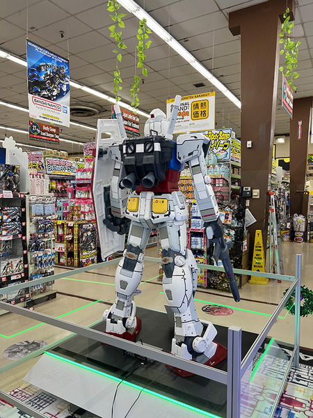 ハワイのドンキホーテでガンダム 5