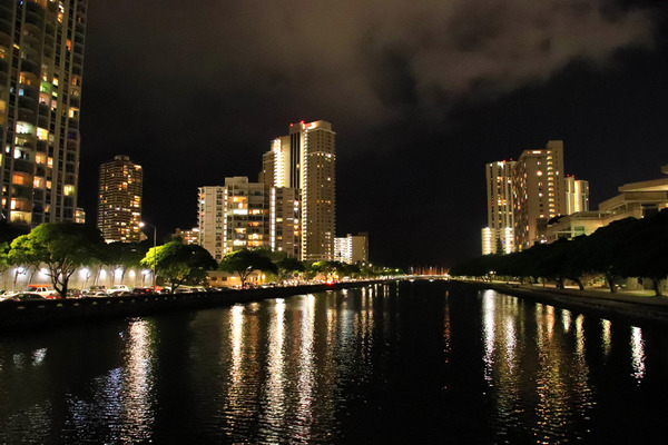 夜のカラカウアからカピオラニ通りをアラモアナ方面に歩く 3