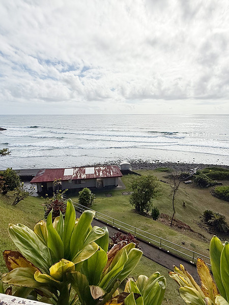 2025年8月ハワイ旅 第40話 □ ヒロのローカルサーファーが集まるビーチパークに行ってみました。見て写真撮るだけでも楽しい、絶景ポイントとして優秀です。