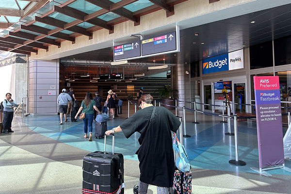 ホノルル空港のレンタカーセンターへ向かう 4