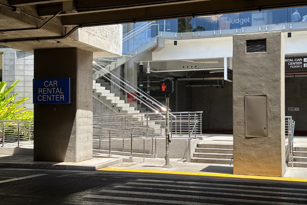 ホノルル空港のレンタカーセンターへ向かう 3