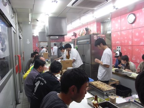 新世界の てんぐ で串かつを食らう ええ街大阪 うまいもん食べ歩き 呑み歩き