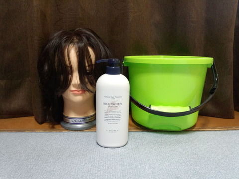 じょんはこうやってバケツにトリートメントをいれてウィッグをお手入れするよ 美容師のたまご