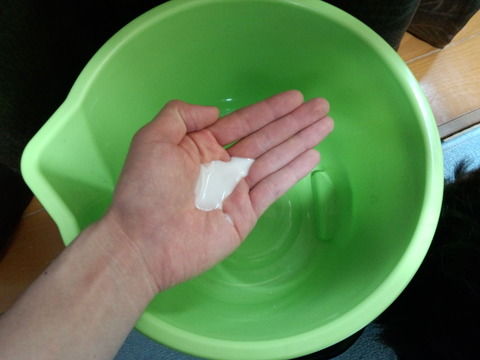 じょんはこうやってバケツにトリートメントをいれてウィッグをお手入れするよ 美容師のたまご