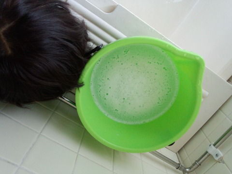 じょんはこうやってバケツにトリートメントをいれてウィッグをお手入れするよ 美容師のたまご