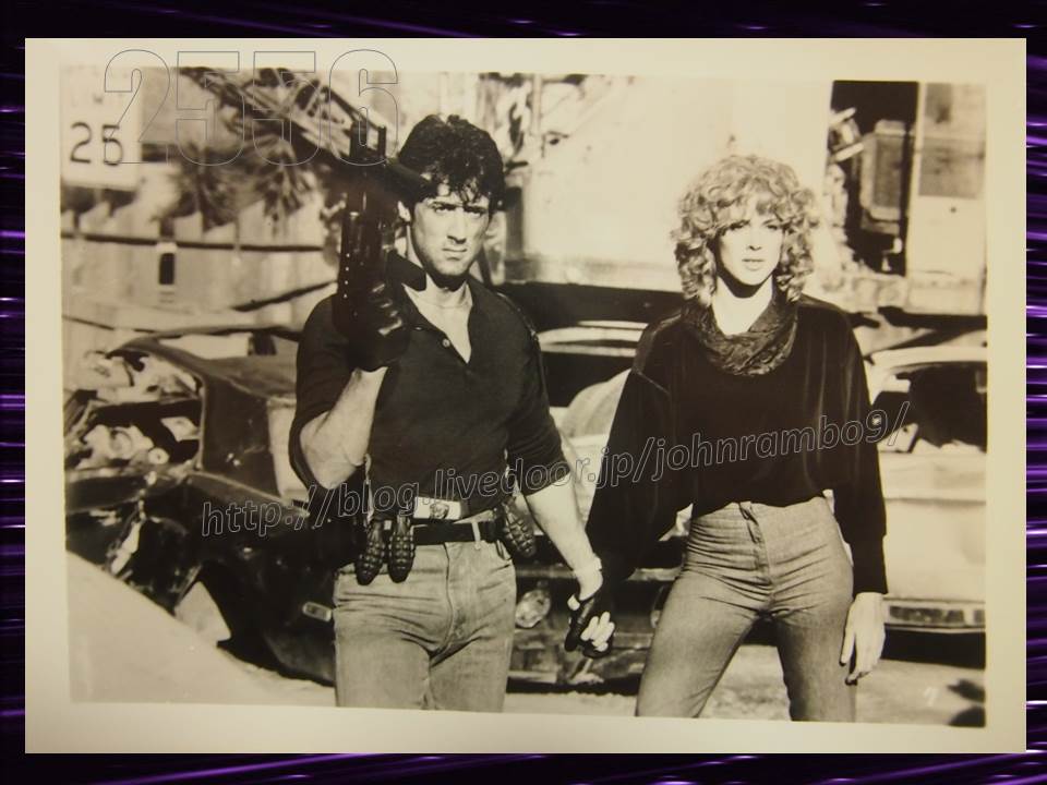 2556 コブラ 白黒ミニスチル写真 サブマシンガンを掲げるマリオン コブレッティとイングリッド Sylvester Stallone S Memorabilia Blog シルベスター スタローンのメモラビリアブログ