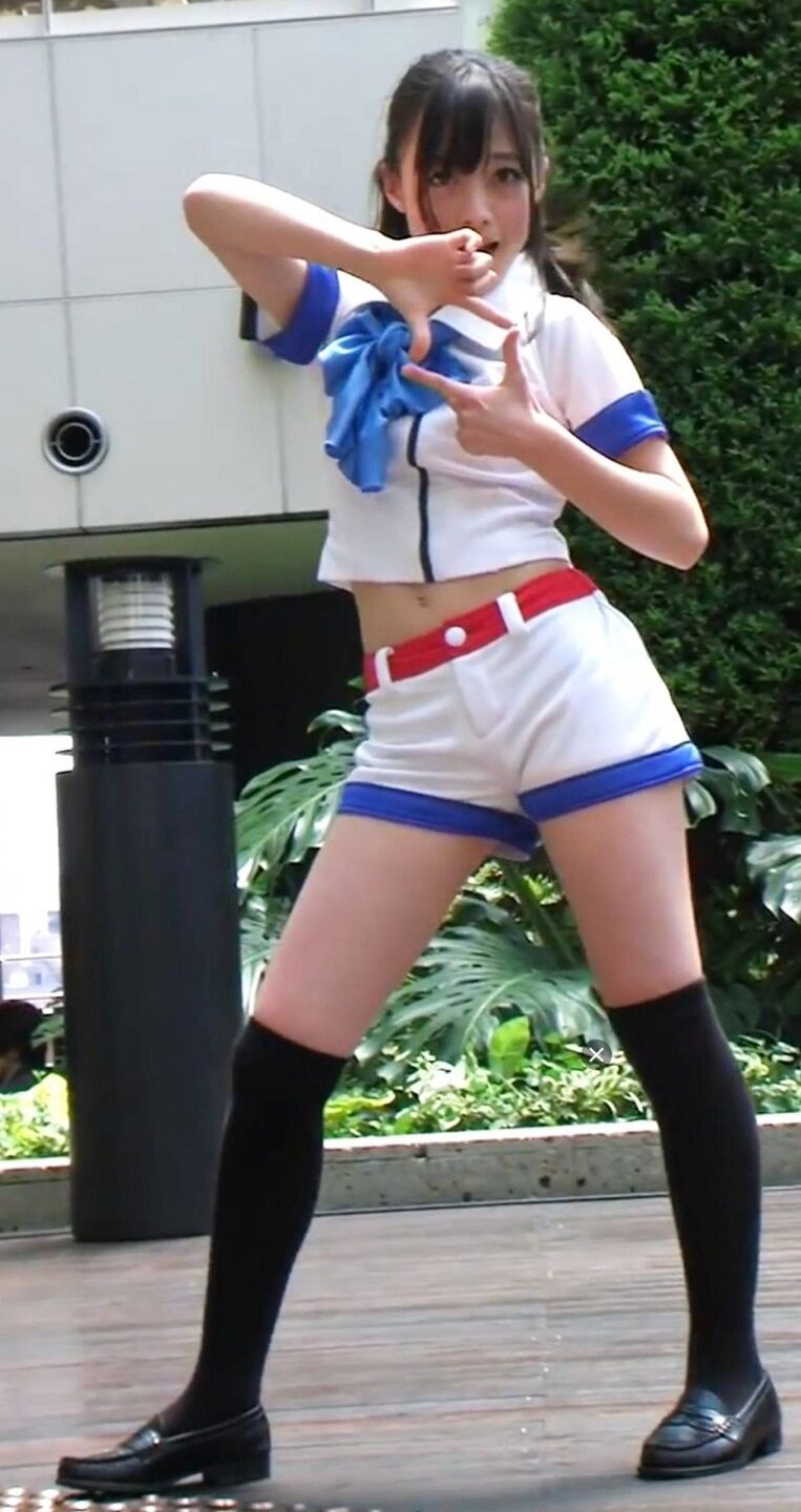 しゃがみ　アイドル　パンチラ 