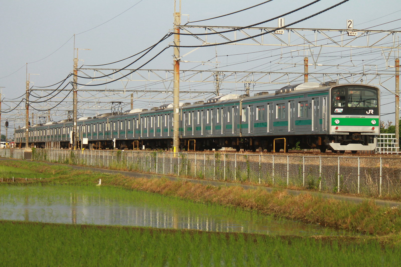 この青い空、みどり～川越線を走る埼京線・川越線の205系と田園風景