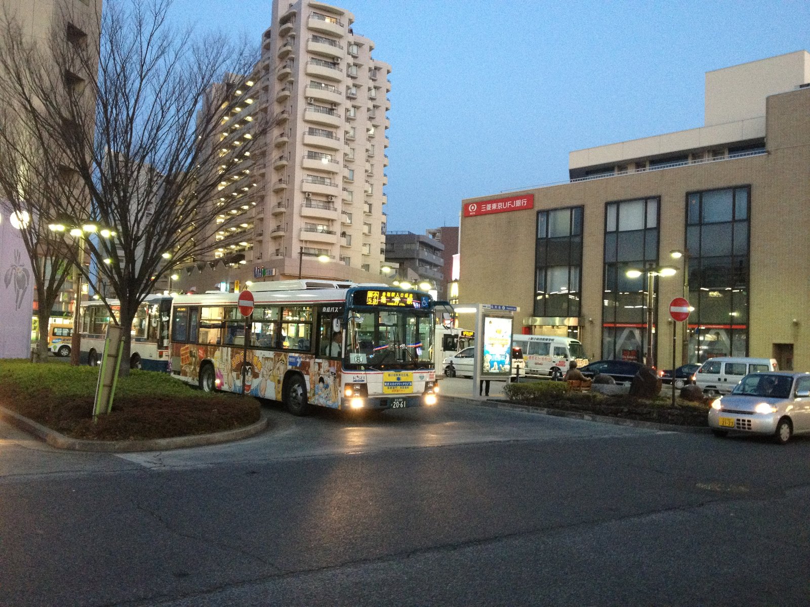 あらかわ交通ノート こちら葛飾区亀有公園前派出所惜別企画 こち亀が彩った京成バスを紹介をする