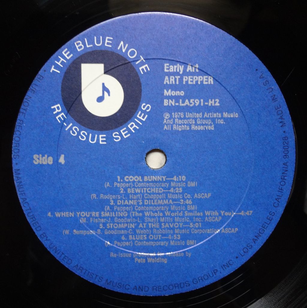 US Ebonite Blue Light Funky Nassauカバー収録