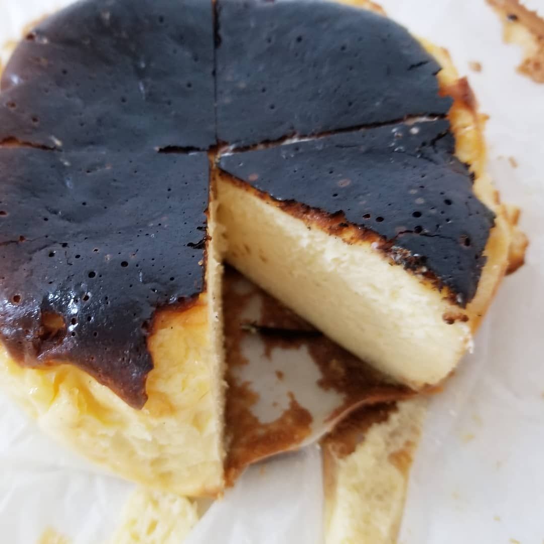 レシピ 簡単なのに美味しすぎる 真っ黒焦げな見た目のバスクチーズケーキ Jolielog