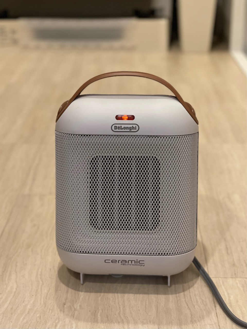 DeLonghi 電気ヒーター セラミック技術 グレー お風呂上がりの足元の冷え対策の救世主♪「DeLonghi」のセラミック